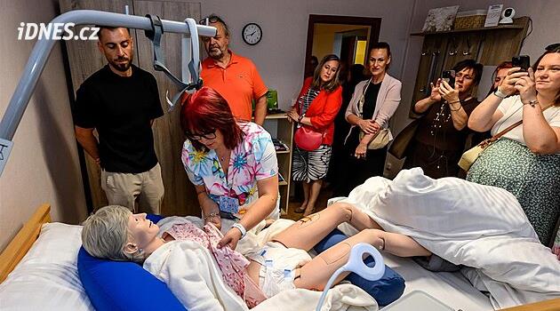 Nové výcvikové centrum pro pečující v Mostě poradí, jak se starat o nemohoucí