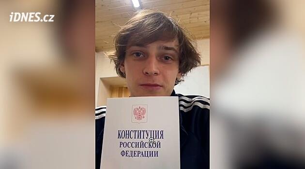Nejste můj prezident, vzkázal Putinovi mladý herec. Po hovoru s matkou to vzal zpět