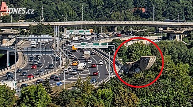 VIDEO: Pád skulptury na Barrandovském mostě zachytila kamera iDNES.cz