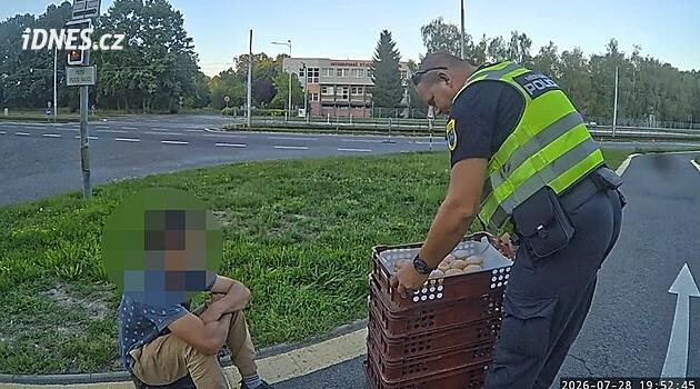 Podnikavý zloděj ukradl v Ostravě přepravky s koblihami a prodával je na ulici