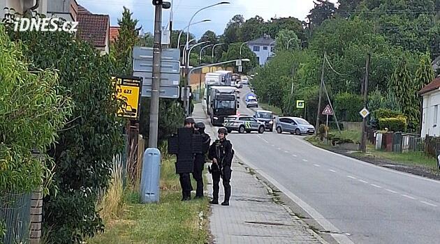 Manévry kvůli plastové zbrani. Policie zadržela ženu, která mířila na souseda