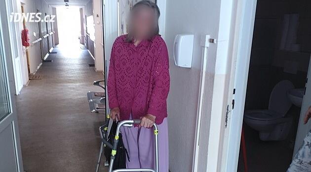 Yürüteçli yaşlı bir kadın şehrin içinden geçen dört şeritli otoyolda kayboldu