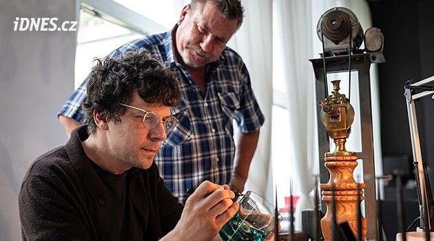 Aktör Jesse Eisenberg, Moser'da cam üfleyici olarak çalışmayı denedi