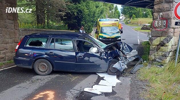 Řidič se netrefil mezi pilíře viaduktu, zablokoval dopravu v Horní Blatné
