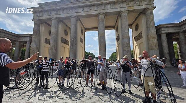 Z Vídně do Berlína. Na historických velocipedech to parta nadšenců zvládla za týden