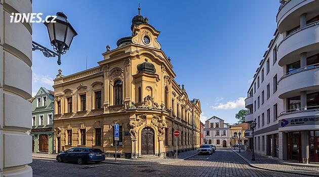 Nejsou drahé, ale uchazeči se nehrnou. Hradec prodává tři historické paláce