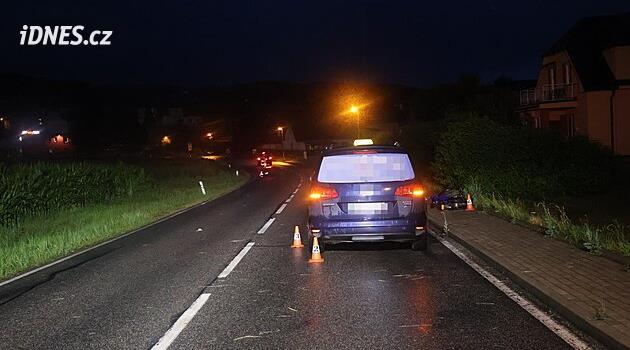 Opilý cyklista patrně usnul za soumraku na silnici na Trutnovsku, auto mu přejelo nohy