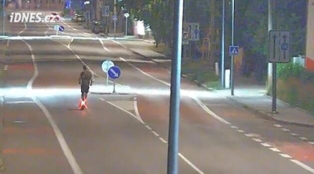 Sarhoş bir adam Břeclav'da elektrikli scooter ile yol boyunca zikzaklar çizerek ilerledi