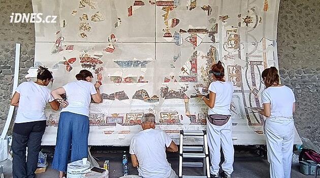 Archeologové v Pompejích odhalili stropní fresku, použili inovativní metodu
