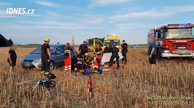 Muž s motorovým paraglidem v Plzni spadl na pole, v nemocnici zemřel