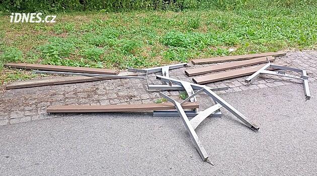 Vandalové zdemolovali lavičky a koše, radní vypsal odměnu