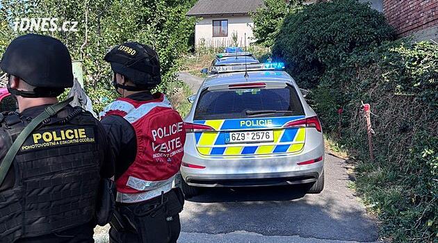 Ozbrojený zdrogovaný muž se zabarikádoval v domě, policie ho zneškodnila