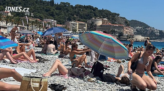 Chodúr ukázal přeplněnou pláž v Nice. Turisté se mačkají jeden vedle druhého
