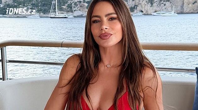 Luxusní jachta a rudé bikiny. Sofía Vergara oslavila 54. narozeniny stylově