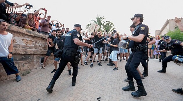 Obyvatelé španělského ostrova Mallorca protestovali proti nadměrné turistice