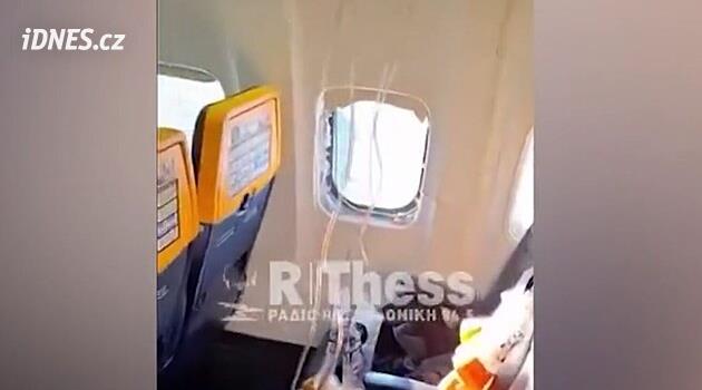 Cestující uvízl hlavou v rozbitém okně letu Ryanair v Řecku. Kroužil nad Soluní, dokud nespálili palivo