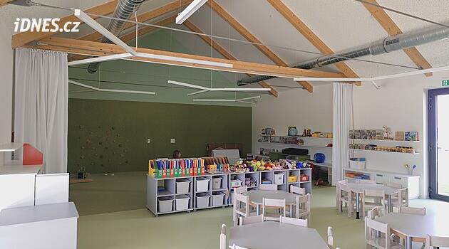 Děti šly na prázdniny, učitelé stěhují školu. Už se nebudou tísnit v domku