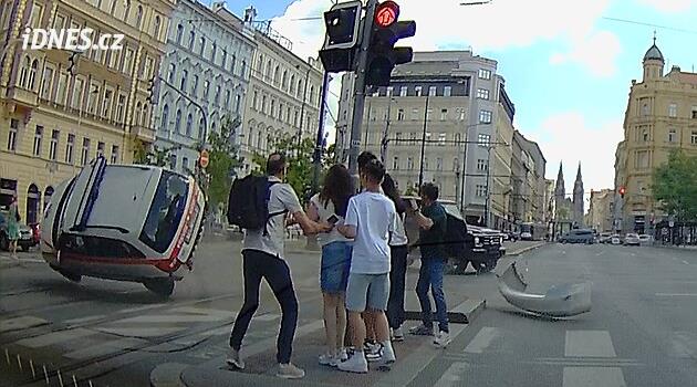 VIDEA TÝDNE: Turkova nehoda, zřícená socha i vinohrady zničené bouří
