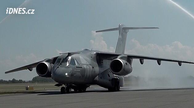 Česká armáda „zbohatla“ o nový letoun Embraer. Získali jsme nové schopnosti, těší Zůnu