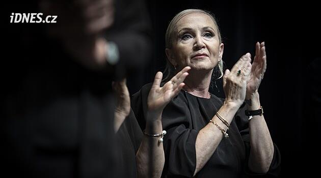 „Stará kráva zase brečí.“ Proč Bára Basiková ovládla Vary, vysvětluje Mirka Spáčilová