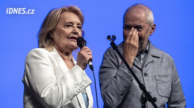 Neflákej se, popohnala Vášáryová Ebena. Herečce tleskalo celé karlovarské divadlo