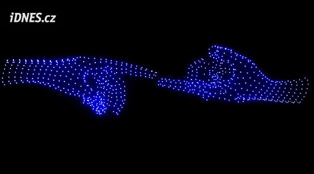 Dronová show ve Varech se kvůli počasí přesunula na pondělí. V úterý se může opakovat