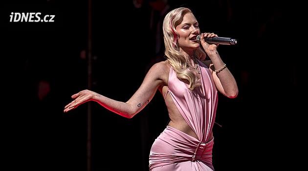 Slavné tváře Hollywoodu i dámy z Hradu. Podívejte se na hvězdy červeného koberce MFF Karlovy Vary