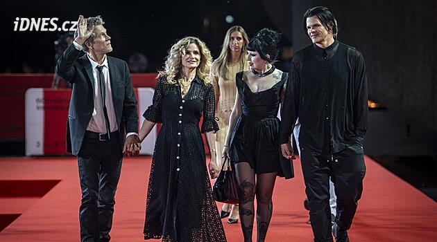 Dofame, že si zamilujetě film! Kevin Bacon s rodinou dojali Vary češtinou i komediálním hororem