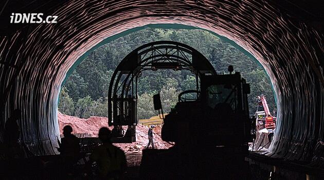 Stavbaři na obchvatu Náchoda už betonují vnitřek tunelu Dolní Radechová