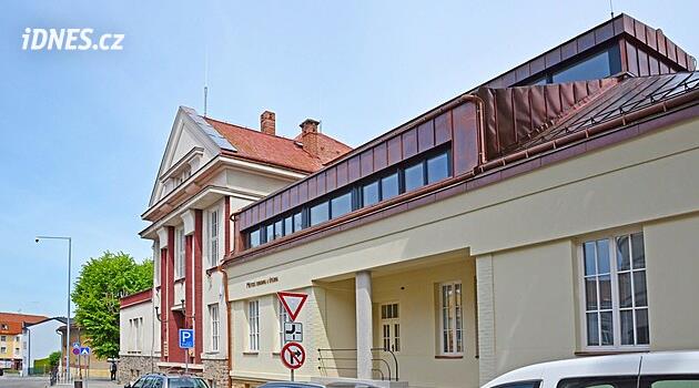 Terasa a pojízdné regály. Knihovnu v Jičíně stěhují do opravené budovy