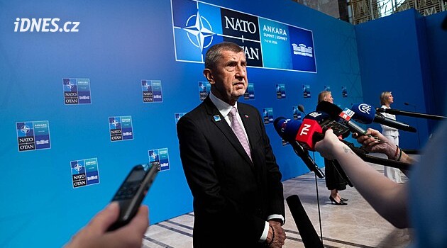 Summit NATO: Premiér Babiš seděl na neformální večeři se Zelenským