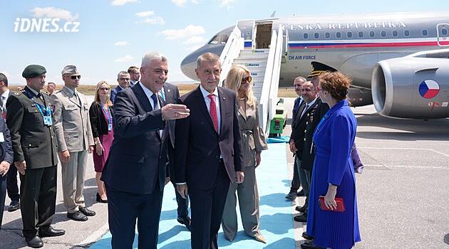 Babišovo přivítání s Leyenovou, večeře lídrů. Jak vypadal první den summitu NATO