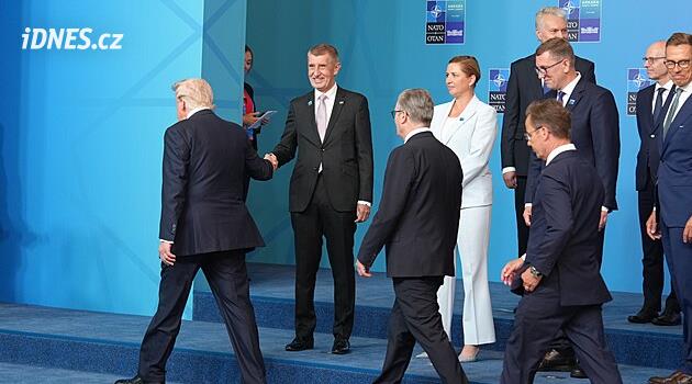 Babiš si po společné fotce potřásl rukou s Trumpem. Pohovořil s ním už na večeři