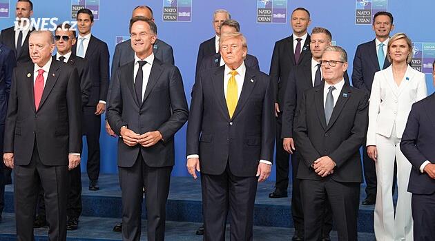 Summit NATO v Ankaře: Rusko nevyhraje, shodli se lídři a Ukrajině slíbili další miliardovou pomoc