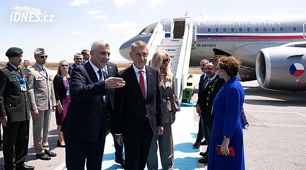 První odletí Babiš, Pavel pak odtajní svůj program. Začíná summit NATO v Ankaře