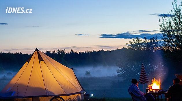 Stany s postelí, saunou i výhledem na hory: Nejkrásnější glamping u nás