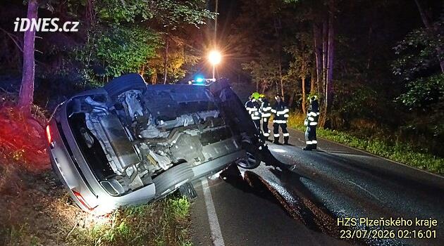 Řidiče při noční jízdě přemohl mikrospánek, převrácený vůz sám zavolal pomoc