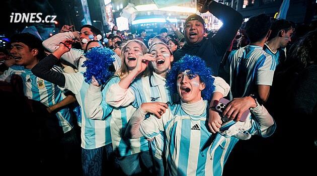 OBRAZEM: Slavící i plačící davy. Argentinci slavili v Buenos Aires postup do finále MS