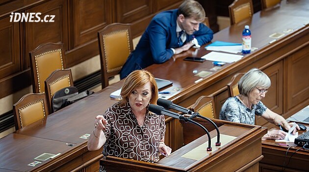Poslanci rozhodnou o EET a s ním o obnovení slev na studenty či školkovného