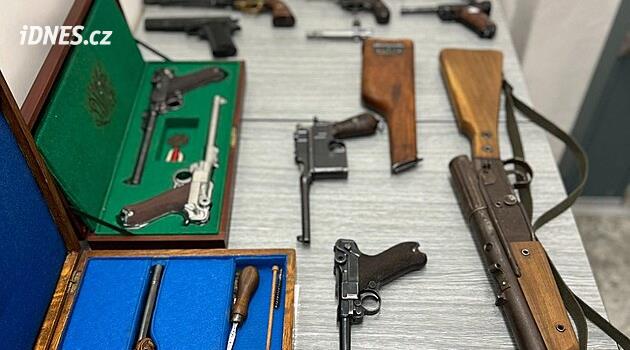 Skoro šest tisíc zbraní a desítky kilogramů výbušnin. Tohle přinesla zbraňová amnestie