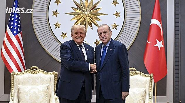 Měli bychom kontrolovat Grónsko, ale poškodilo by to vazby v NATO, řekl Trump