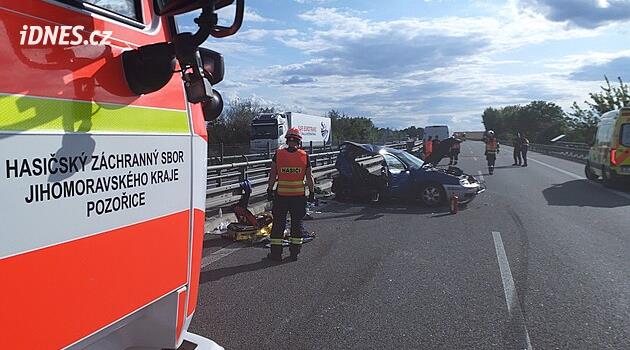 Na D1 u Brna se srazilo auto s dodávkou. Pět zraněných, z toho dva vážně
