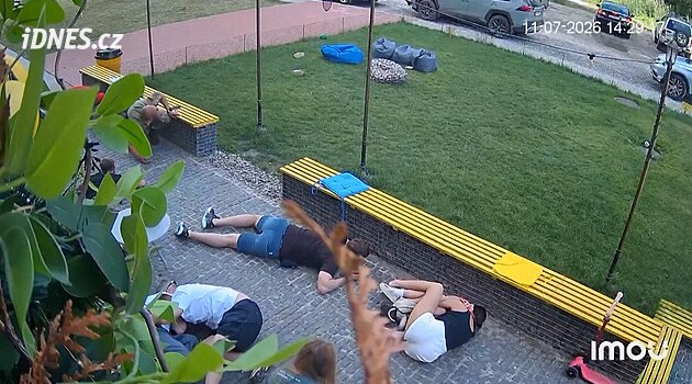 Kamery zachytily ruský útok v okolí kavárny v Sumách. Lidé se běželi schovat dovnitř