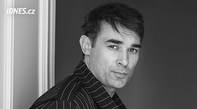 Učím se nebýt na sebe zbytečně tvrdý, přiznává herec Adam Vacula