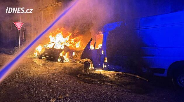 V Terezíně hořela dvě auta a budova truhlárny. Škoda je několik milionů korun