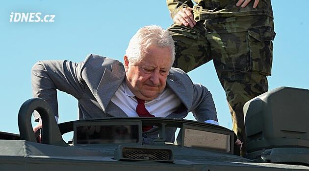 Přechod k moderním tankům je kompletní. Armáda převzala poslední z 42 strojů Leopard 2A4