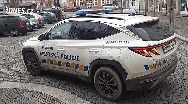 Přijeďte mě zastřelit, volala žena strážníkům