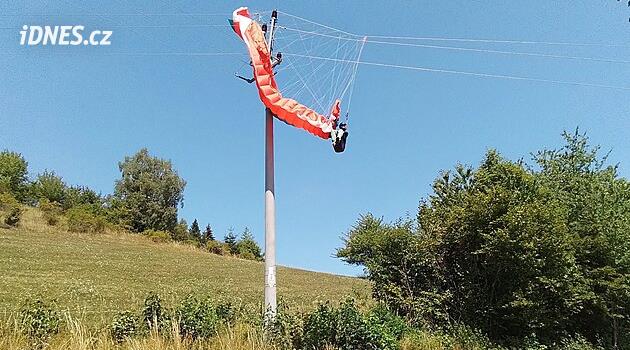 Paraglidista uvázl v elektrickém vedení, z desetimetrové výšky mu pomohli hasiči