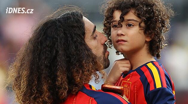 Rozevlátý Marc Cucurella nehraje na styl. Své dlouhé lokny nikdy nestříhá kvůli synovi s autismem