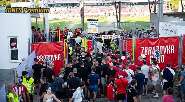 Hluk, nepořádek, dopravní komplikace. Místní kvůli zápasům Zbrojovky a Artisu trpí
